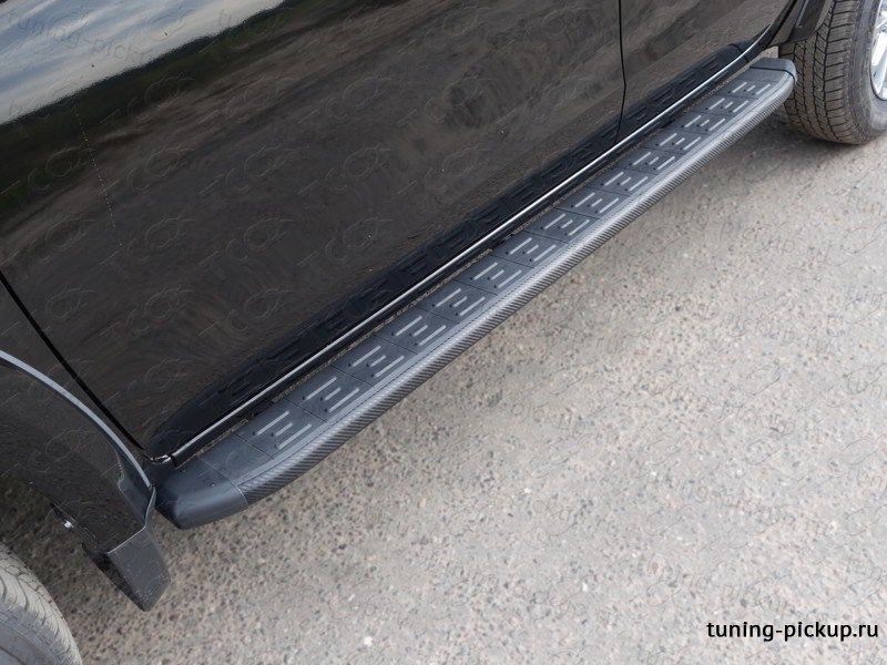 Пороги алюминиевые с пластиковой накладкой (карбон черные) 1820 мм.  - Mitsubishi L200 2015-2024 - Пороги
