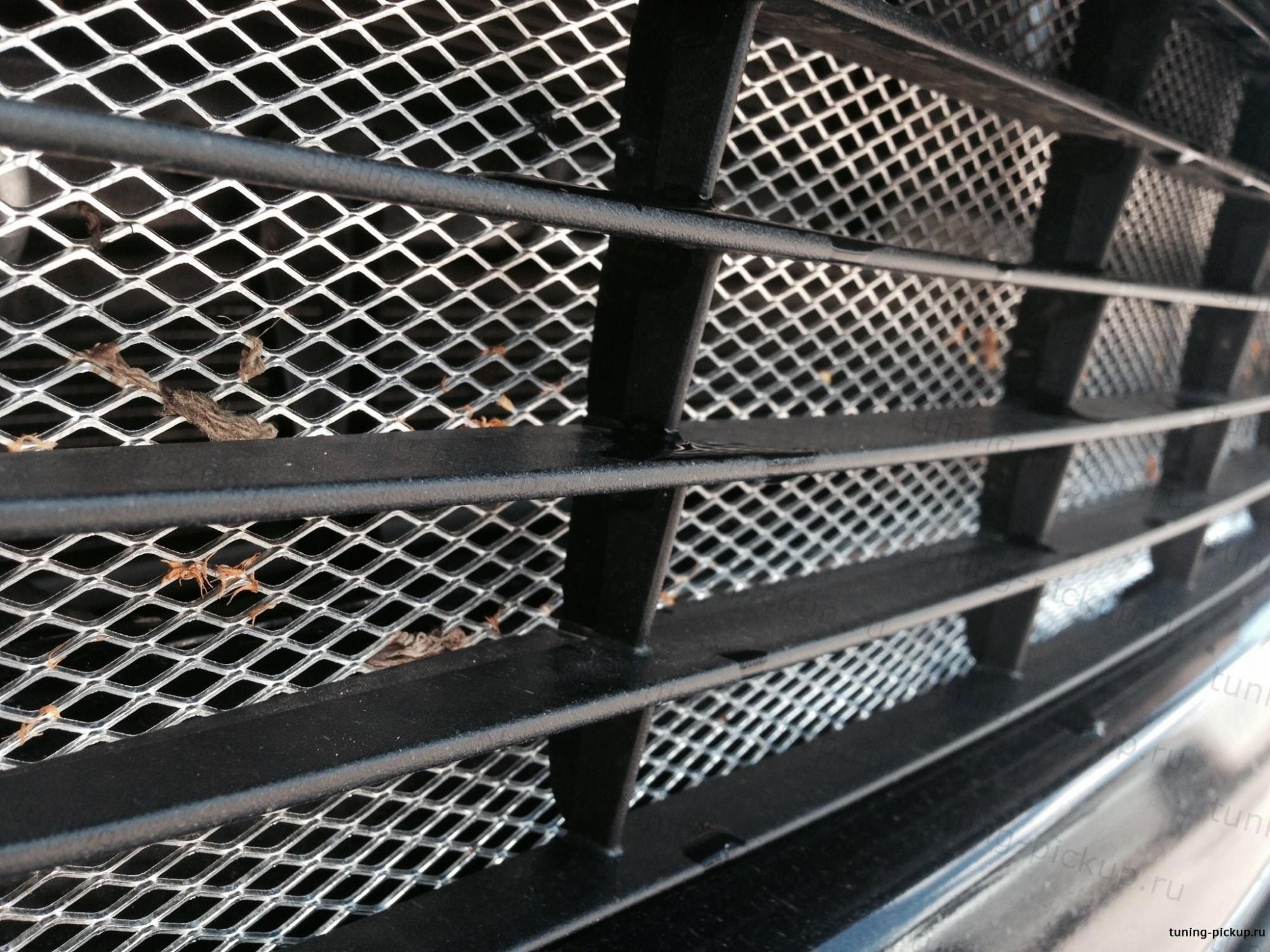 Декоративно-защитная сетка радиатора  - Toyota Hilux 2015-2024 - Защитная сетка радиатора