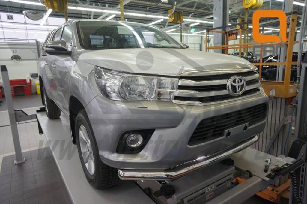 Защита переднего бампера одинарная d76 - Toyota Hilux 2015-2024 - Защита переднего бампера 