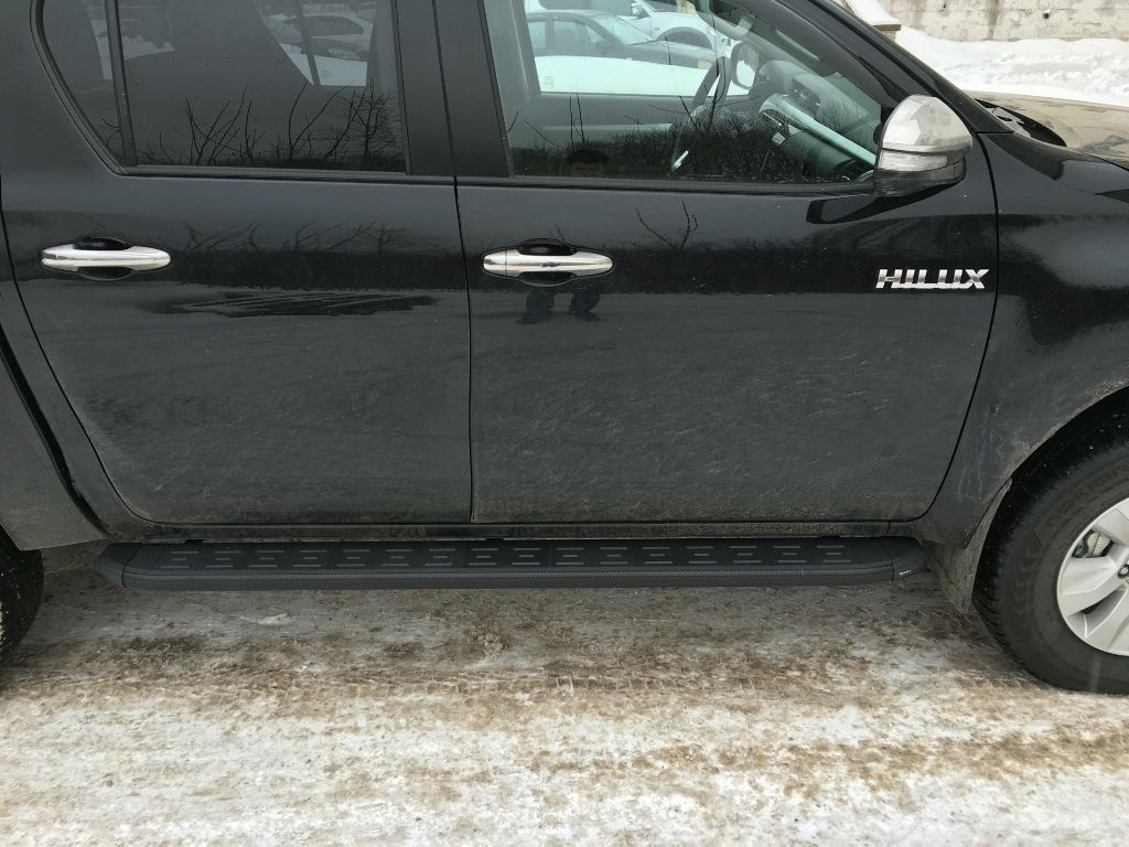 Пороги алюминиевые с пластиковой накладкой (карбон черный) 1920 мм. - Toyota Hilux 2015-2023 - Пороги - 