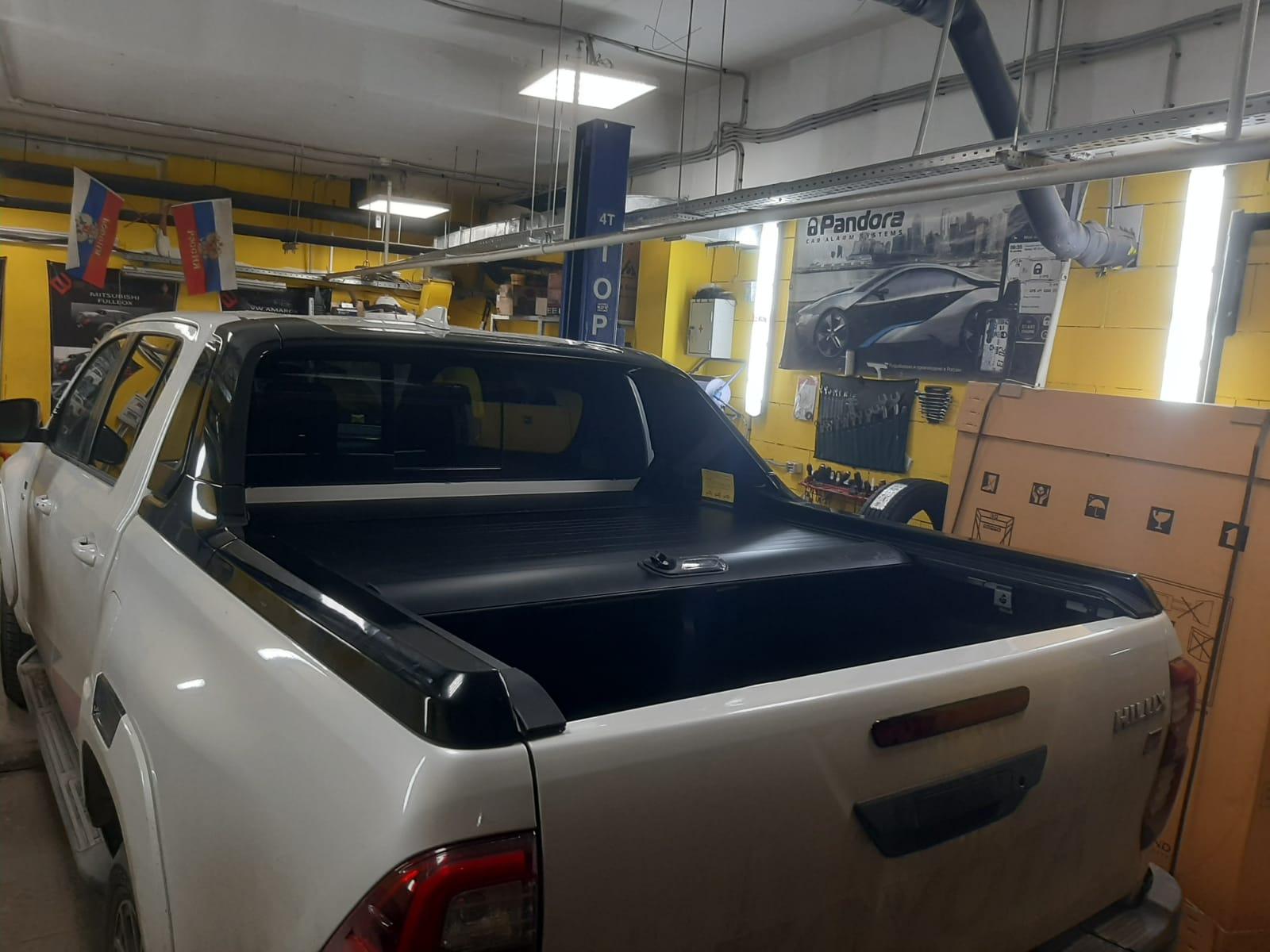 Toyota Hilux / Крышки кузова / Крышка роликовая (черная) под спойлер в комплектации Adventure Китай