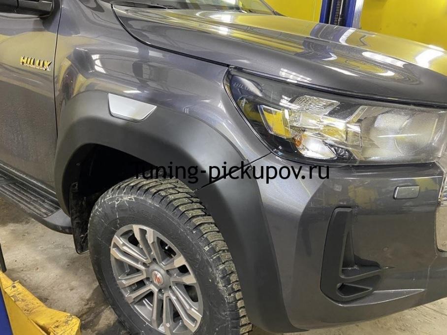Toyota Hilux / Расширители колесных арок / Расширители арок (красная вставка, оригинал) для а.м. с 2021 г.в.