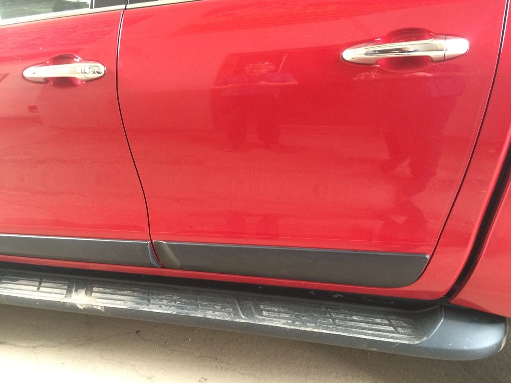 Toyota Hilux / Молдинги / Оригинальные боковые молдинги, цвет черный Revo