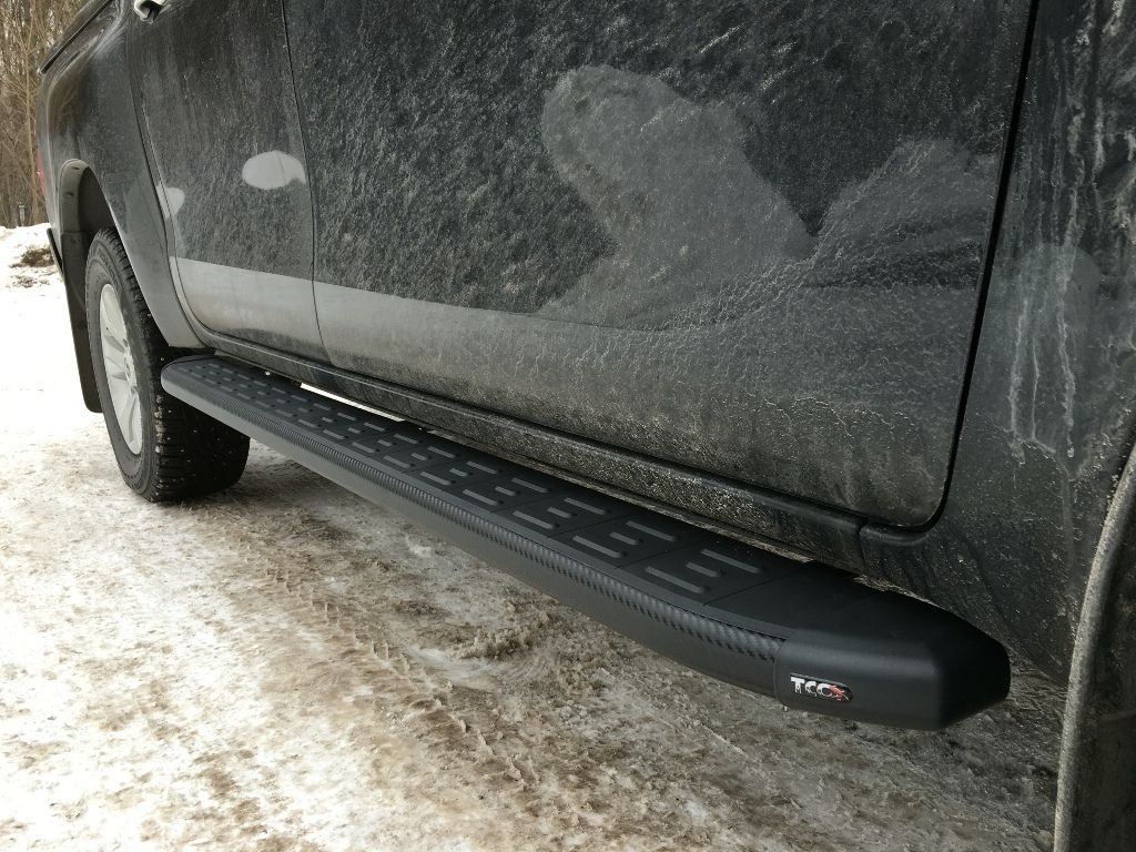 Toyota Hilux / Пороги / Пороги алюминиевые с пластиковой накладкой (карбон черный) 1920 мм.