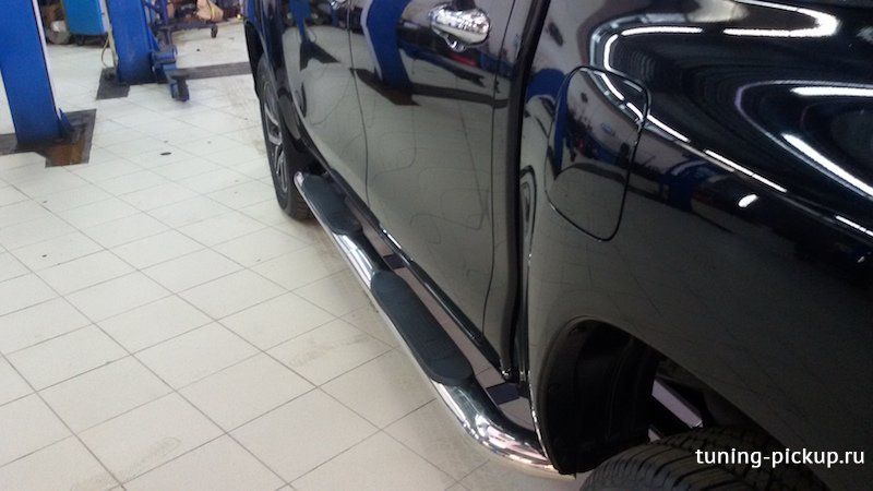 Toyota Hilux / Пороги / Пороги овальные с проступью