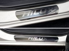 Накладки на пороги (лист зеркальный надпись Hilux) - Toyota Hilux 2015-2023 - Молдинги