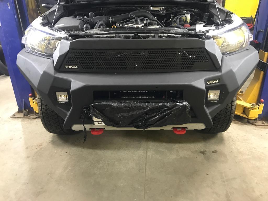 Toyota Hilux / Бампер передний / Бампер передний алюминиевый с 2021