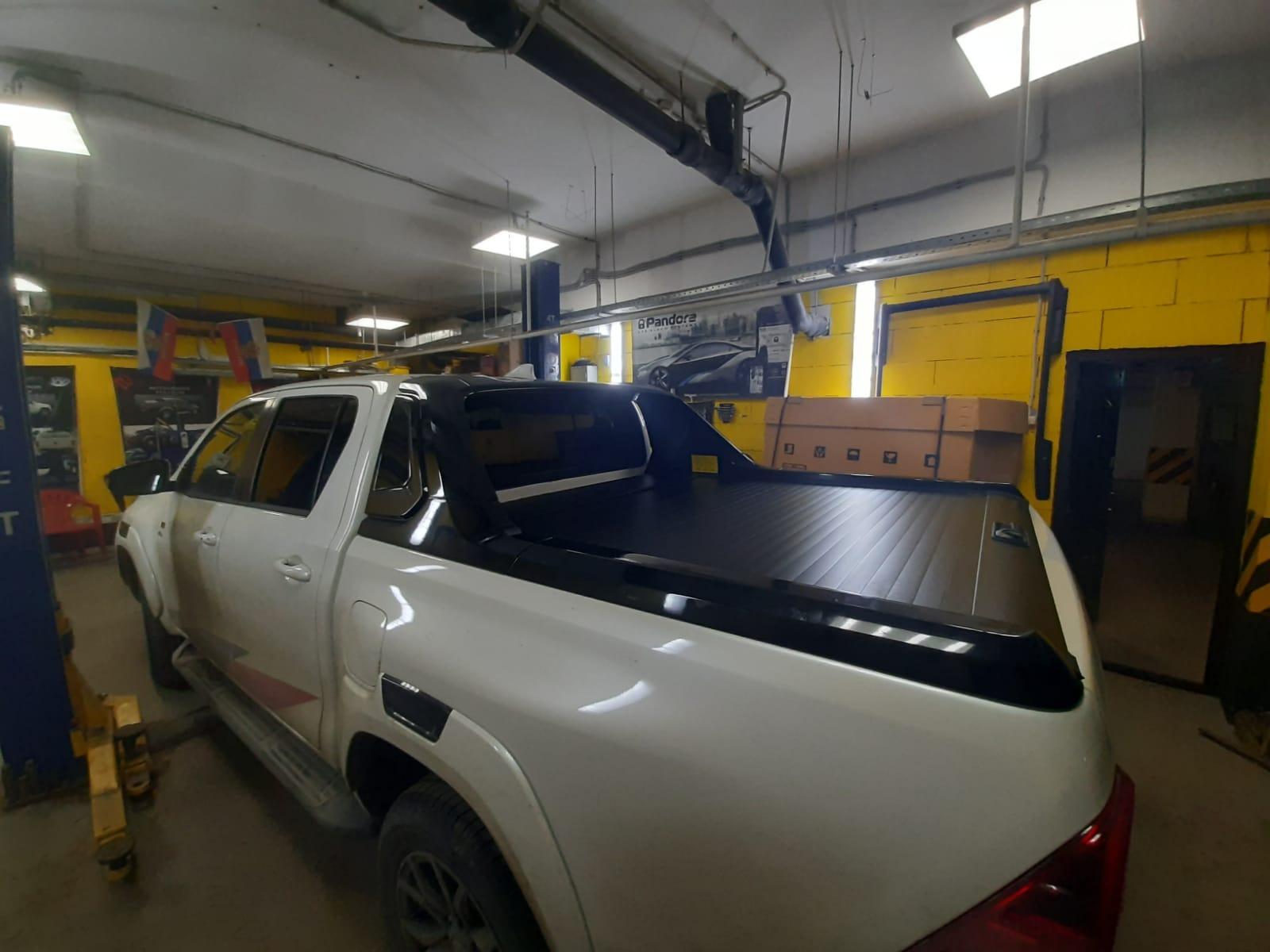 Toyota Hilux / Крышки кузова / Крышка роликовая (черная) под спойлер в комплектации Adventure Китай