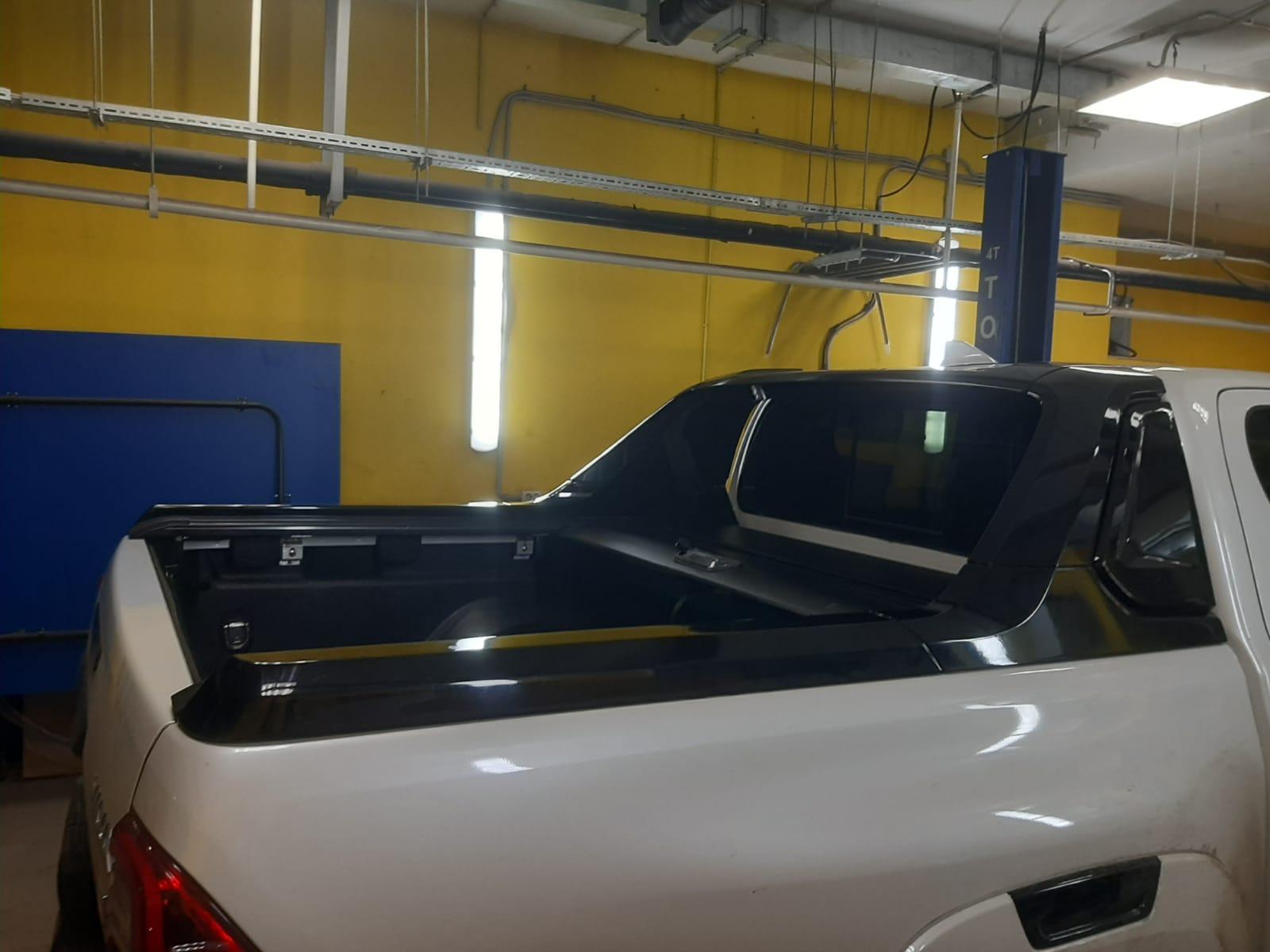 Toyota Hilux / Крышки кузова / Крышка роликовая (черная) под спойлер в комплектации Adventure Китай