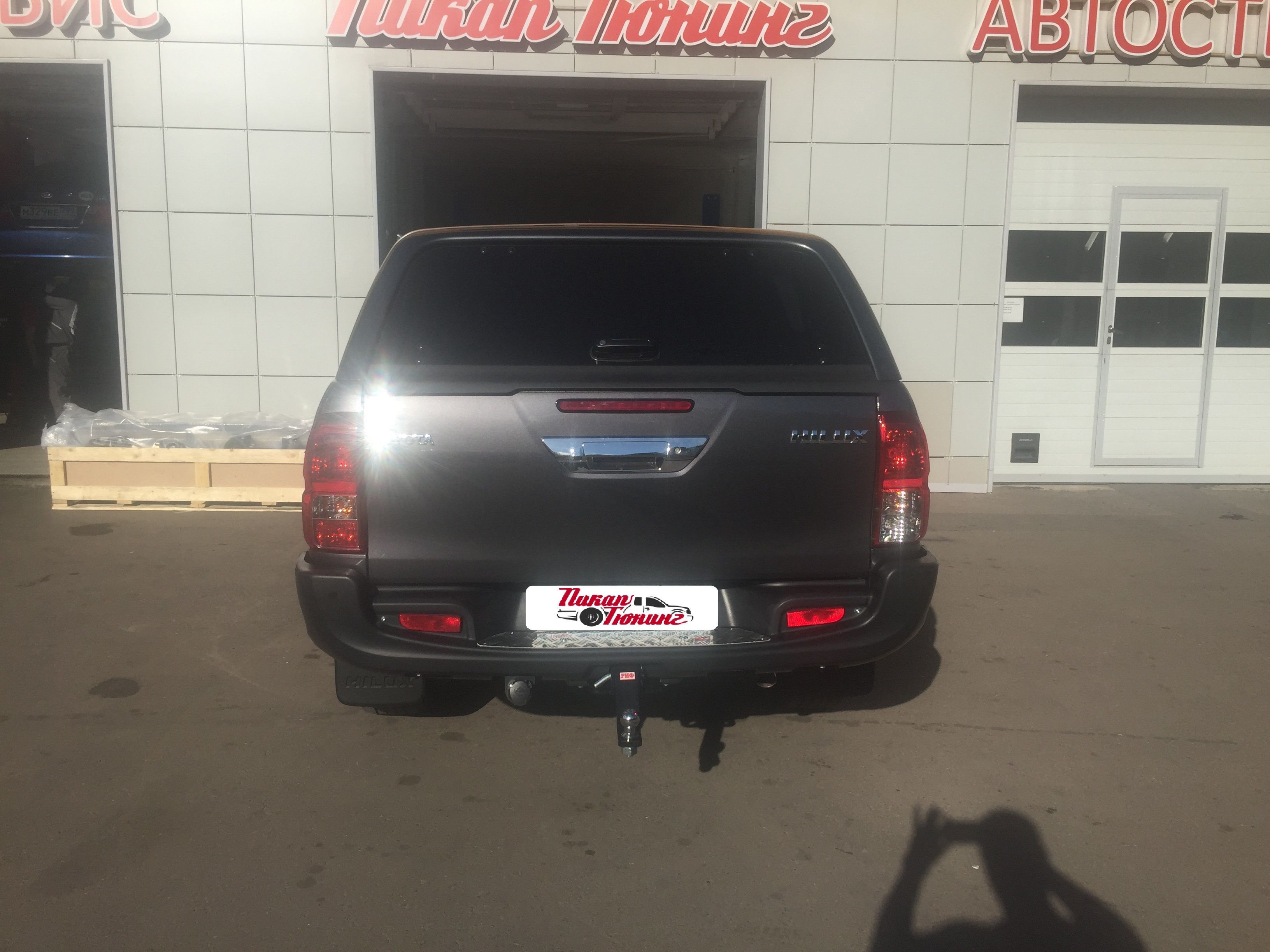 Toyota Hilux / Бампер задний / Бампер задний с квадратом под доп. оборудование