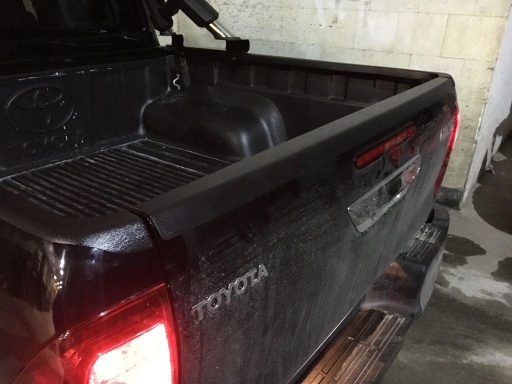 Накладка на задний откидной борт - Toyota Hilux 2015-2024 - Накладки на борта