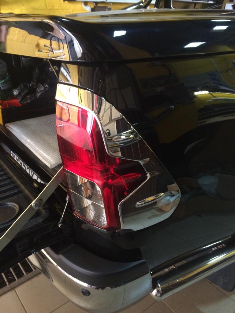 Хромированные накладки на задние фонари - Toyota Hilux 2015-2023 - Молдинги