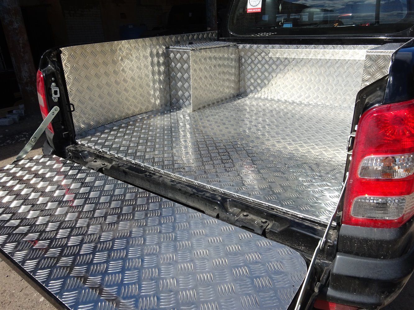 Mitsubishi / L200 2015-2024 / Вставка в кузов (вкладыш) / Вкладыш в кузов алюминиевый