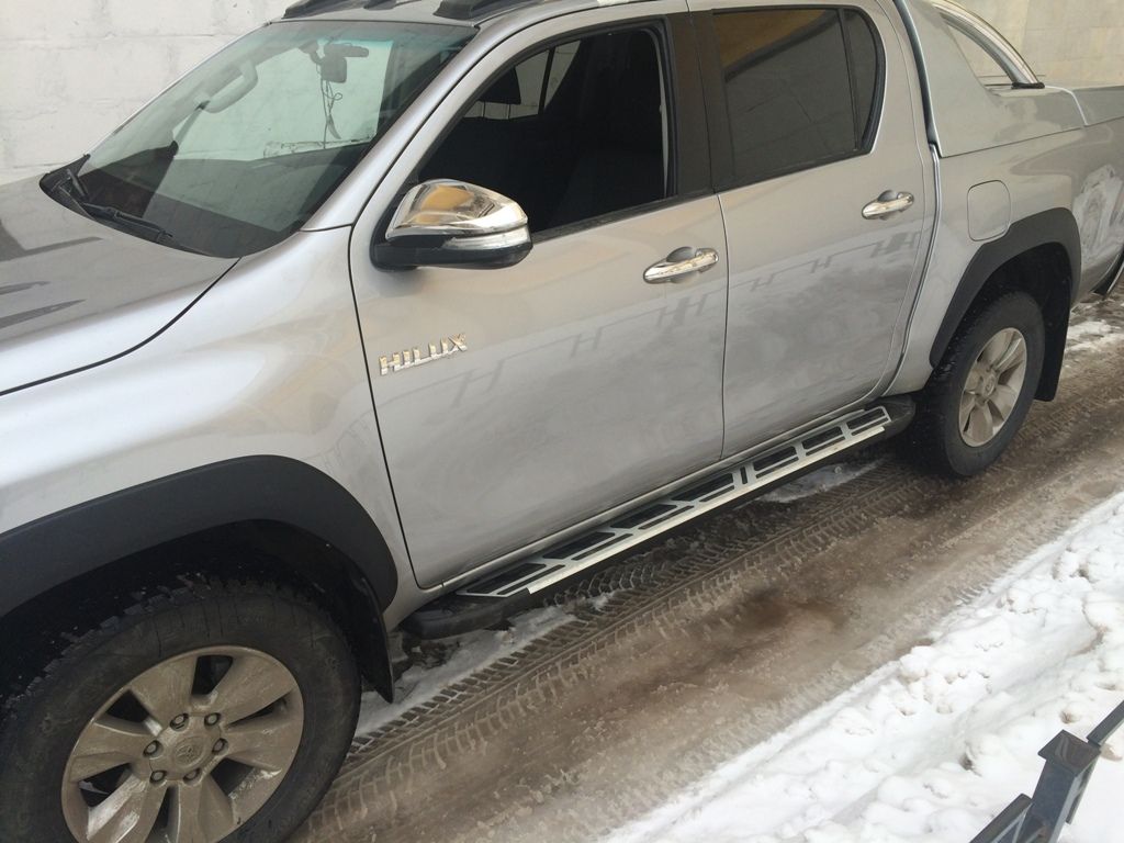 Toyota Hilux / Пороги / Пороги алюминиевые (Corund Silver)