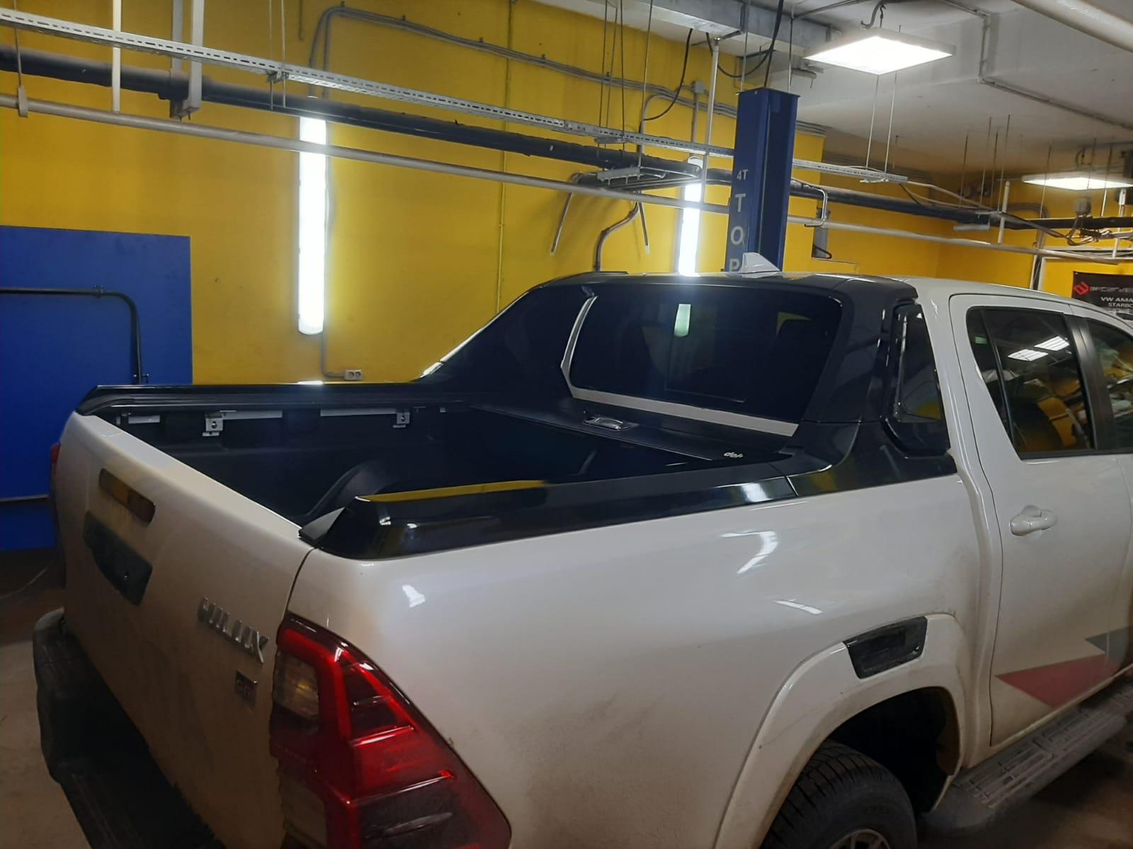 Toyota Hilux / Крышки кузова / Крышка роликовая (черная) под спойлер в комплектации Adventure Китай