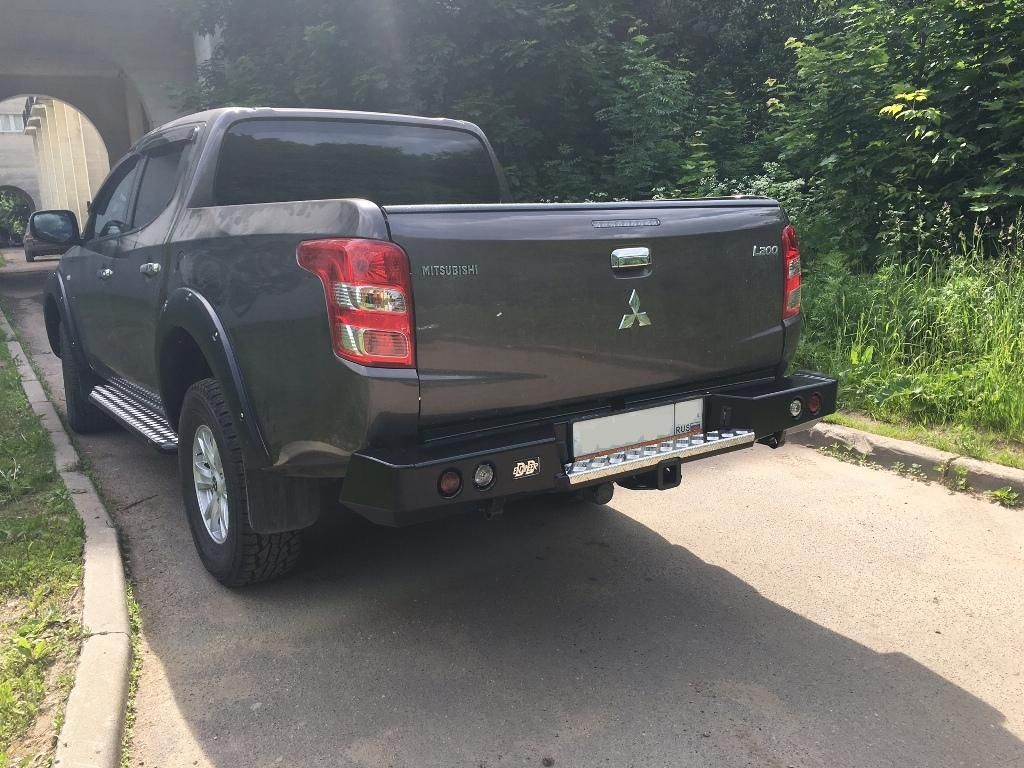 Mitsubishi / L200 2015-2024 / Бампер задний / Бампер задний с квадратом под фаркоп и фонарями