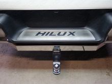 Накладка на задний бампер (лист шлифованный надпись HILUX) - Toyota Hilux 2015-2023 - Молдинги
