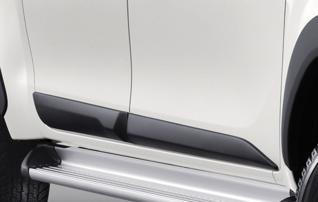 Молдинги боковых дверей, черные  - Toyota Hilux 2015-2022 - Молдинги - 