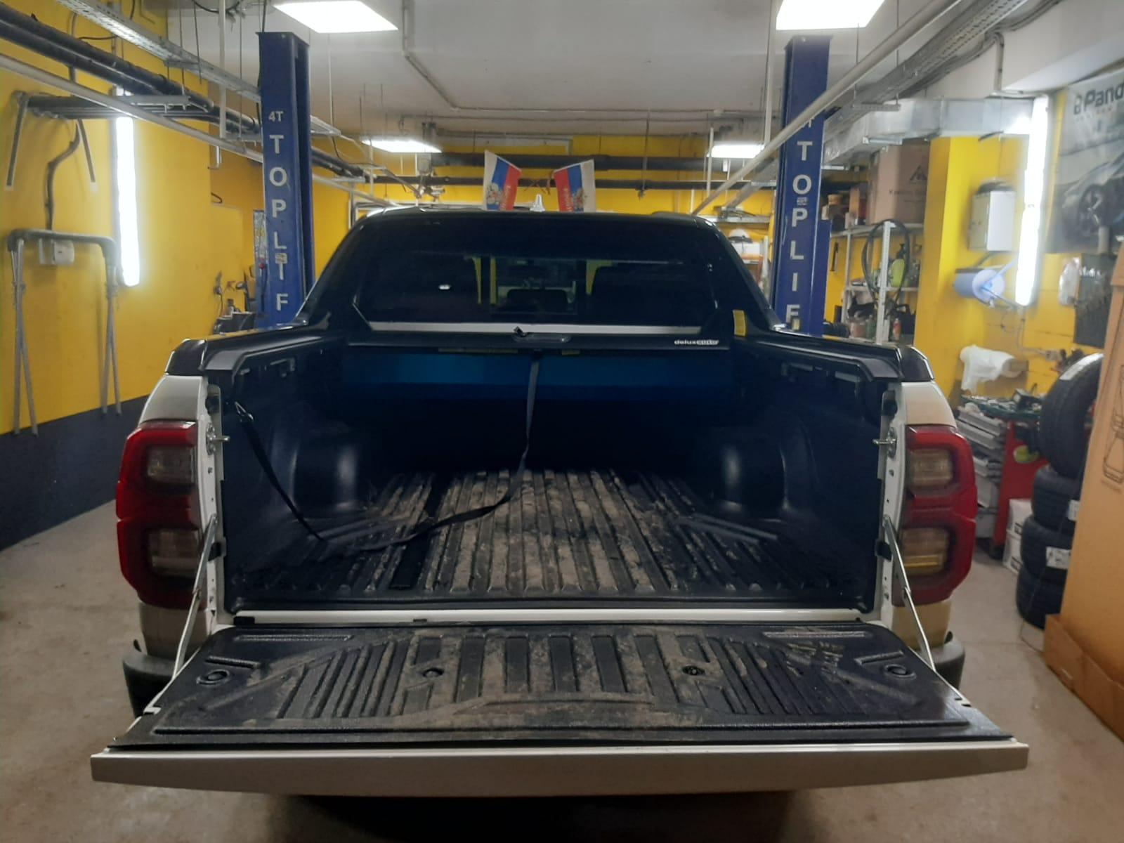 Toyota Hilux / Крышки кузова / Крышка роликовая (черная) под спойлер в комплектации Adventure Китай