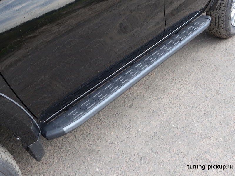 Пороги алюминиевые с пластиковой накладкой (карбон серебро) 1820 мм.  - Mitsubishi L200 2015-2023 - Пороги - 