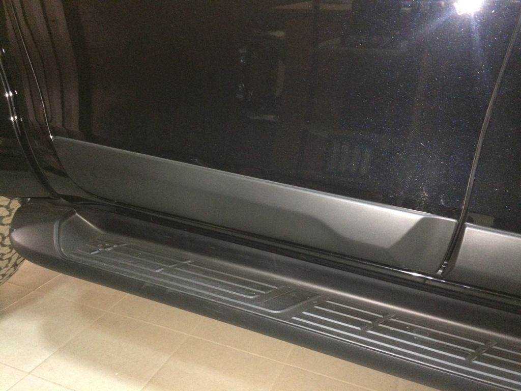 Toyota Hilux / Молдинги / Оригинальные боковые молдинги, цвет черный Revo