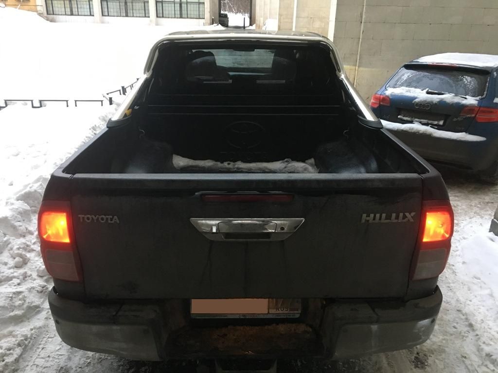 Toyota Hilux / Защитные дуги / Дуга в кузов (оринал)