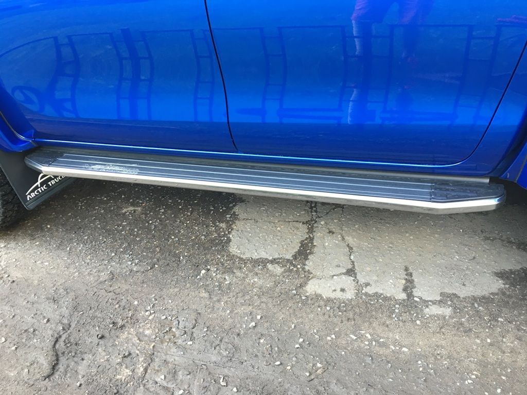 Toyota Hilux / Пороги / Пороги площадка Premium