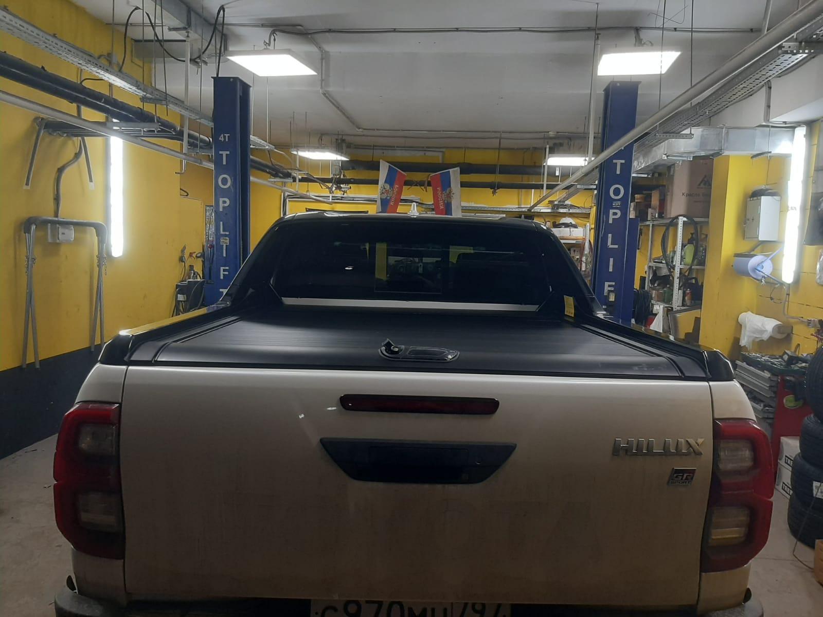 Toyota Hilux / Крышки кузова / Крышка роликовая (черная) под спойлер в комплектации Adventure Китай