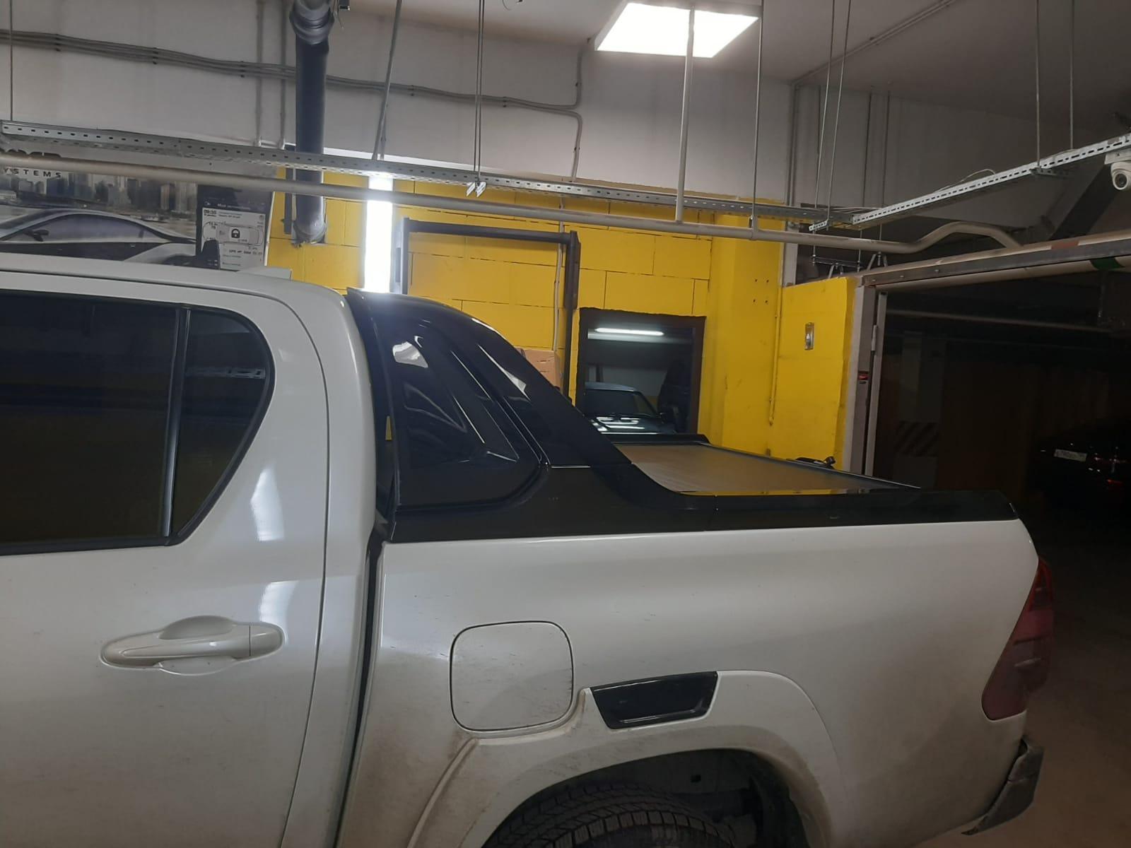 Toyota Hilux / Крышки кузова / Крышка роликовая (черная) под спойлер в комплектации Adventure Китай