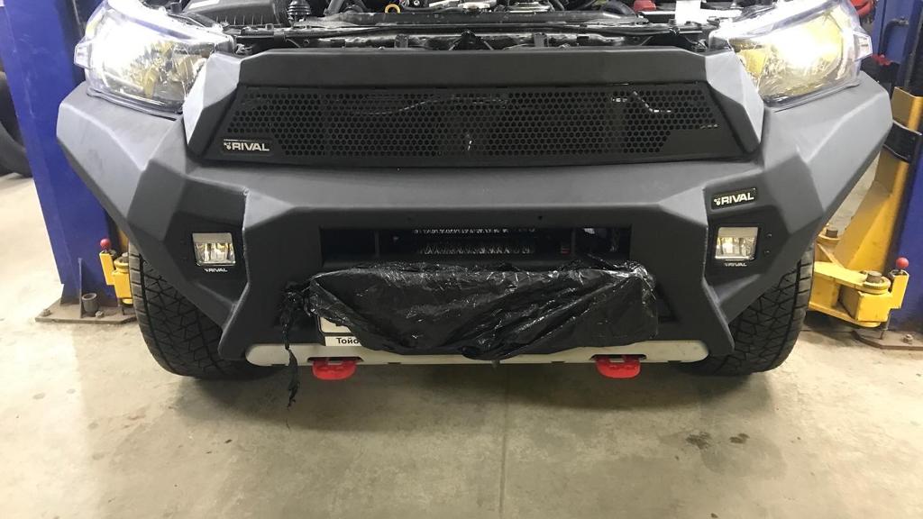 Toyota Hilux / Бампер передний / Бампер передний алюминиевый с 2021