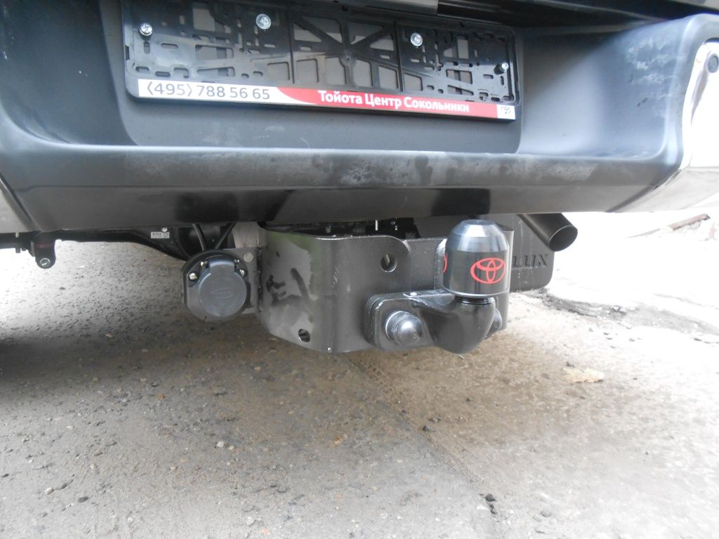 Toyota Hilux / Фаркоп / Фаркоп оригинальный фланцевый Revo