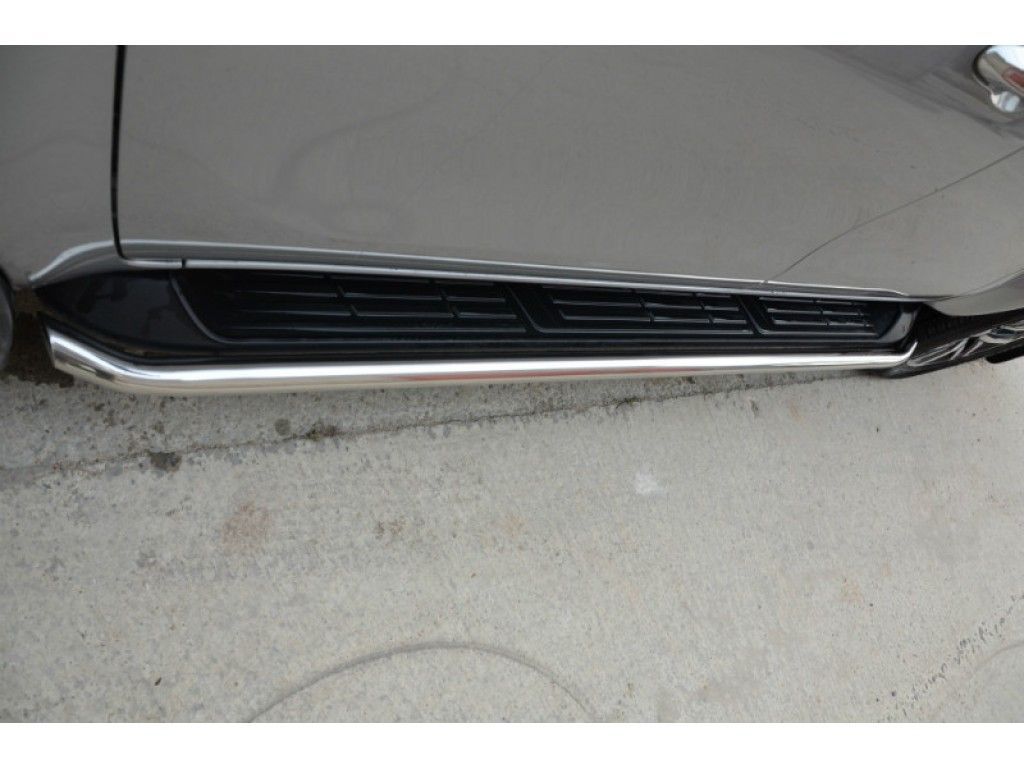 Toyota Hilux / Защита порогов / Защита оригинальных порогов 42 мм.