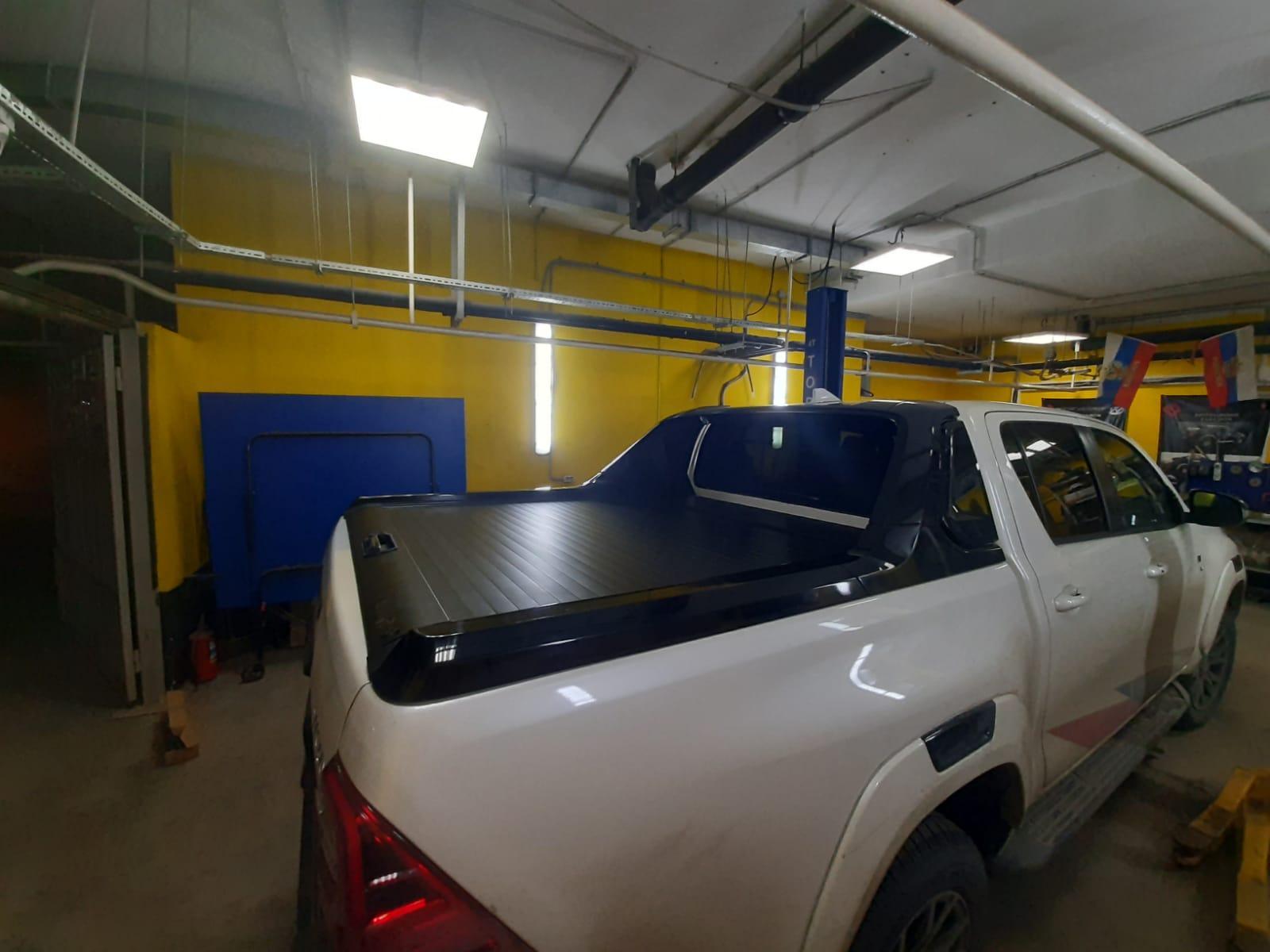 Toyota Hilux / Крышки кузова / Крышка роликовая (черная) под спойлер в комплектации Adventure Китай