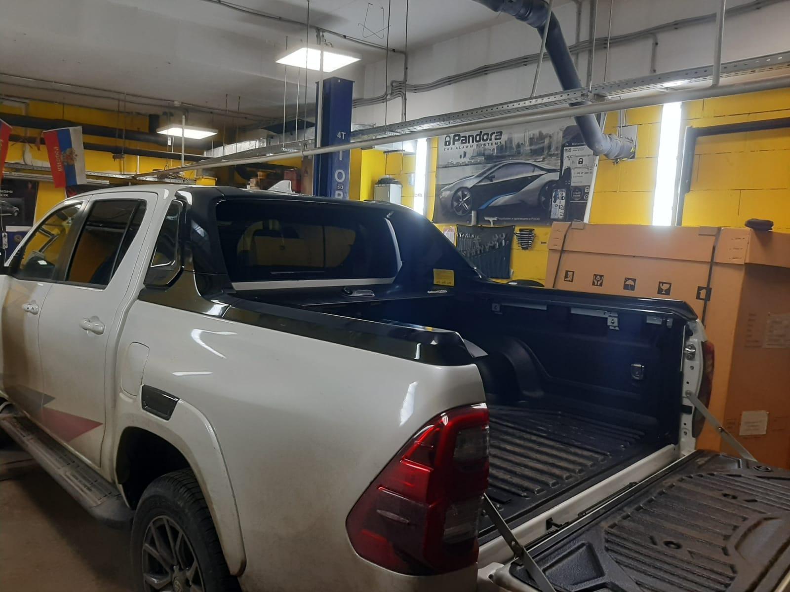 Toyota Hilux / Крышки кузова / Крышка роликовая (черная) под спойлер в комплектации Adventure Китай