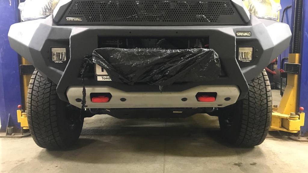 Toyota Hilux / Бампер передний / Бампер передний алюминиевый с 2021