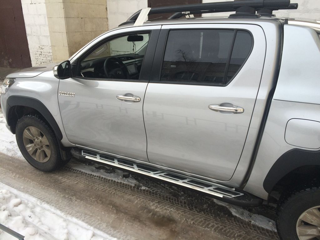 Toyota Hilux / Пороги / Пороги алюминиевые (Corund Silver)