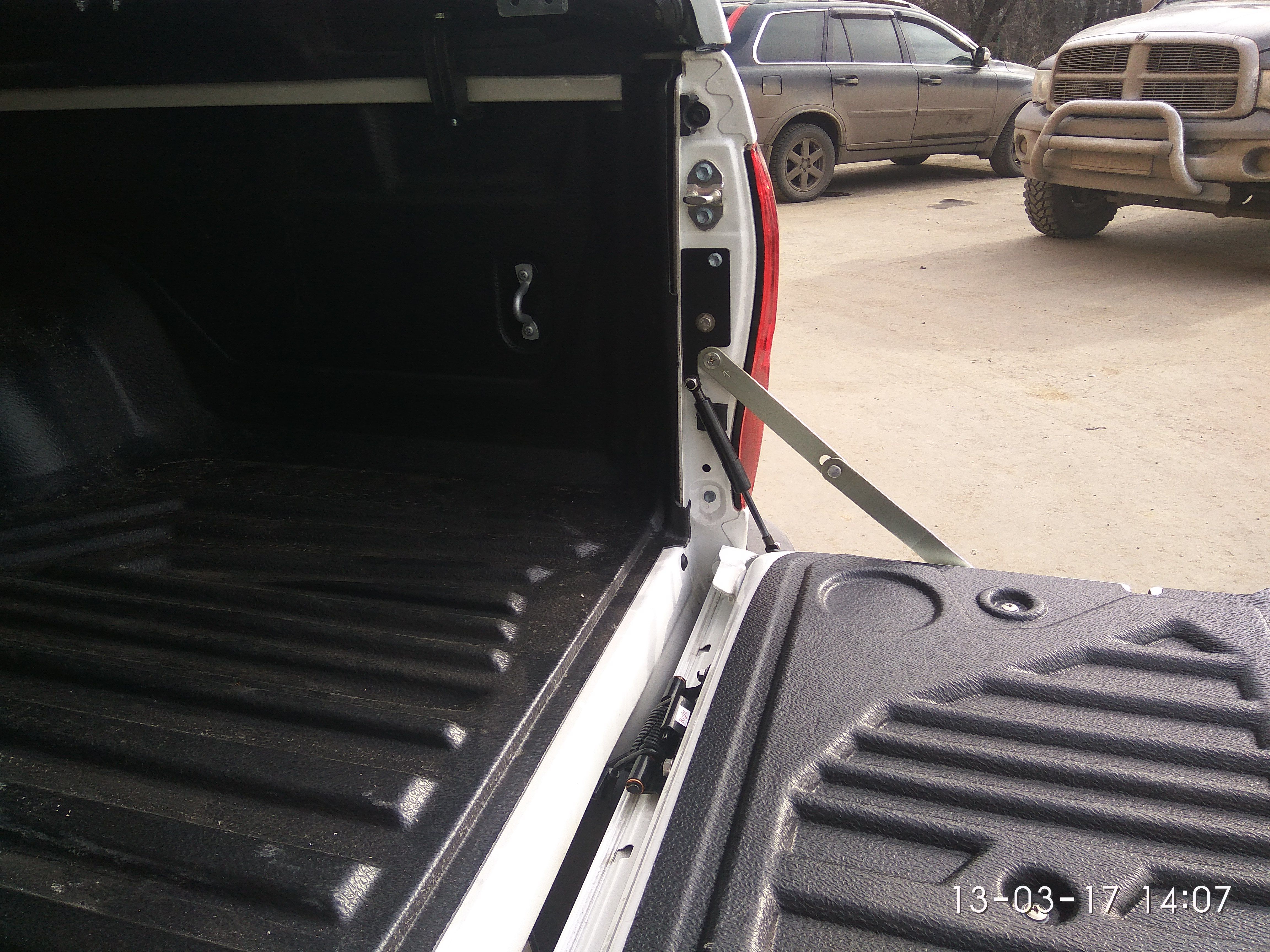 Toyota Hilux / Механизм открывания заднего борта / Механизм открывания заднего борта