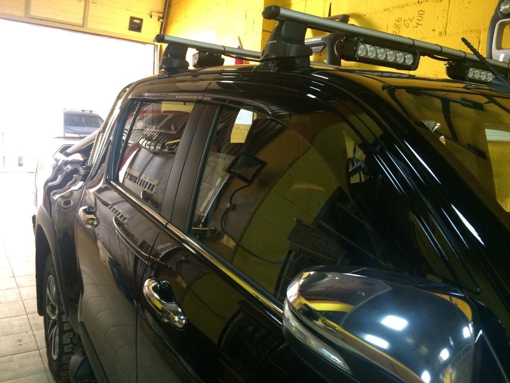 Toyota Hilux / Дефлекторы / Дефлекторы боковых окон Премиум