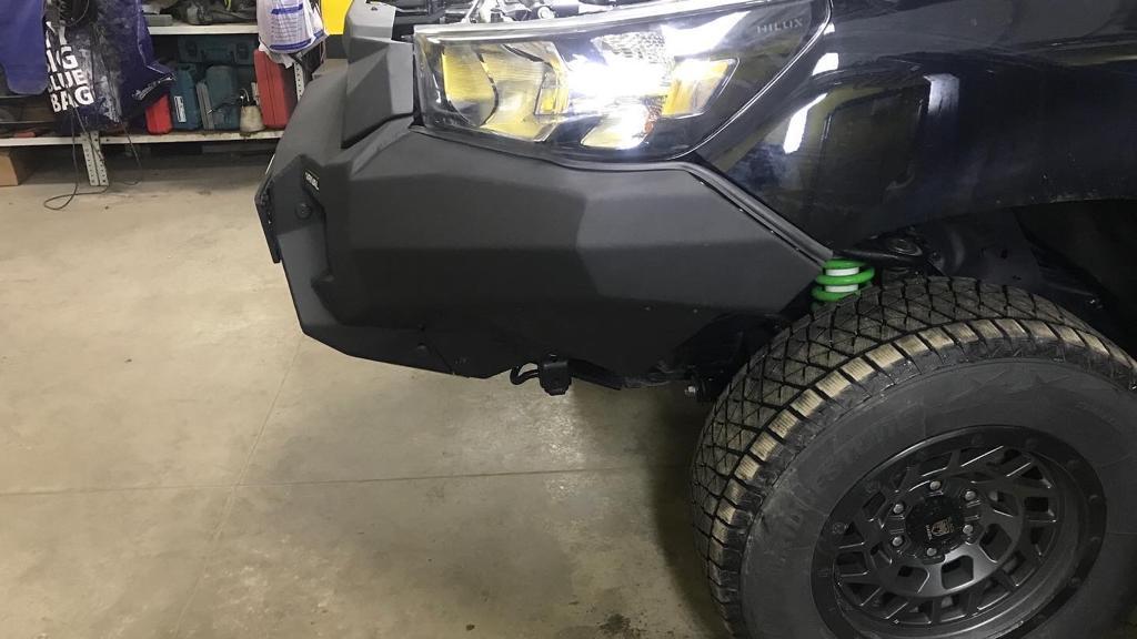 Toyota Hilux / Бампер передний / Бампер передний алюминиевый с 2021