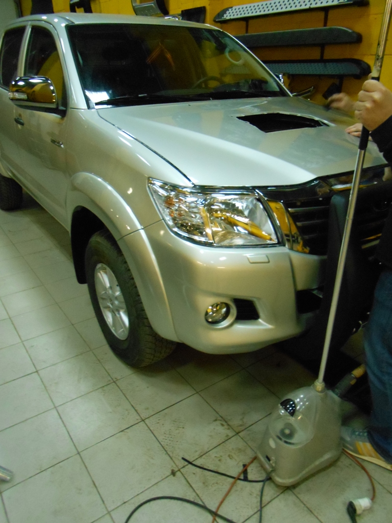 Оклейка бортов грузового отсека - Toyota Hilux 2011-2015 - Оклейка плёнкой, тонировка