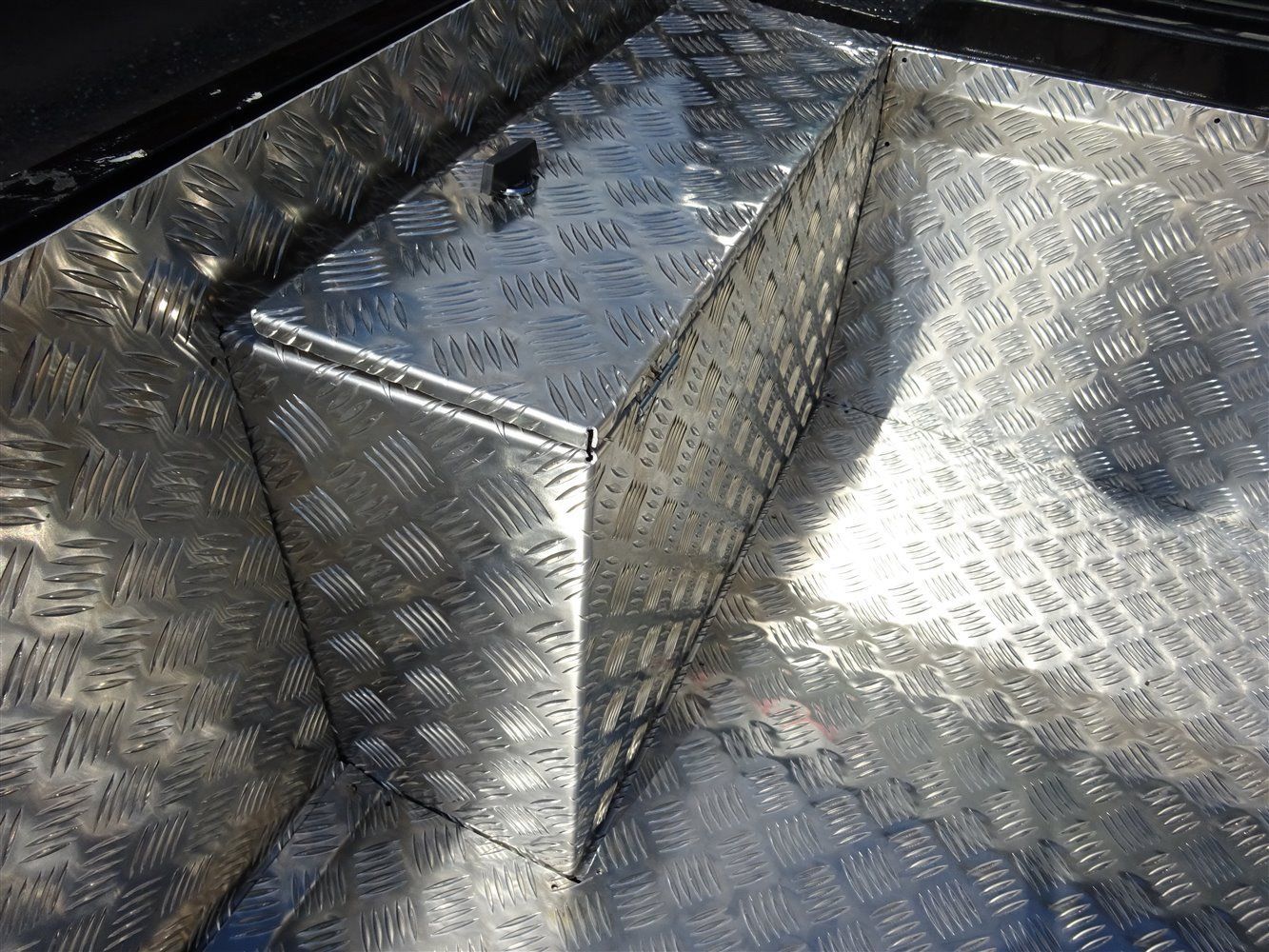 Mitsubishi / L200 2015-2024 / Вставка в кузов (вкладыш) / Вкладыш в кузов алюминиевый