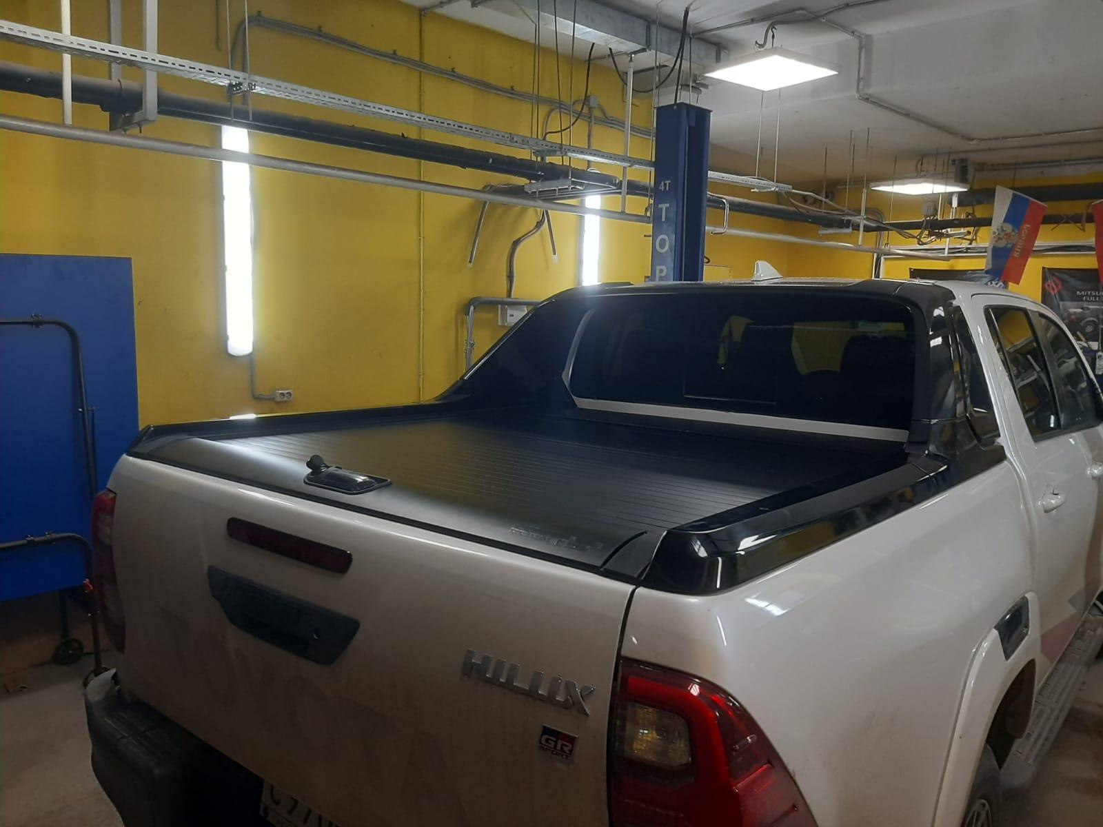 Toyota Hilux / Крышки кузова / Крышка роликовая (черная) под спойлер в комплектации Adventure Китай