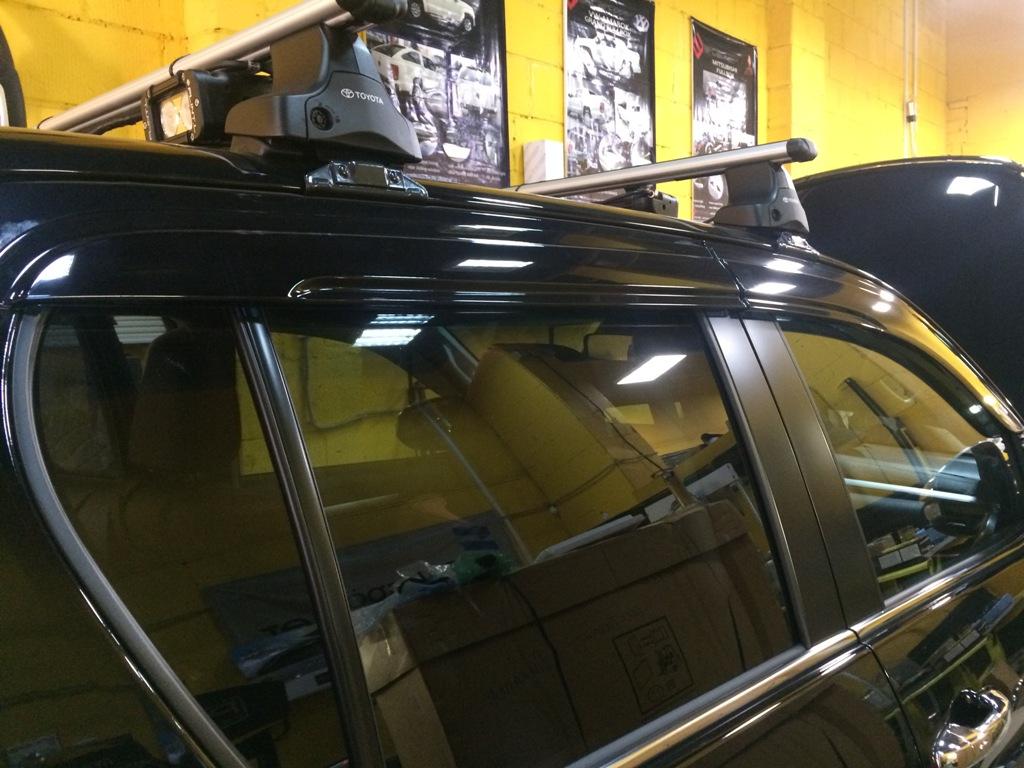 Toyota Hilux / Дефлекторы / Дефлекторы боковых окон Премиум