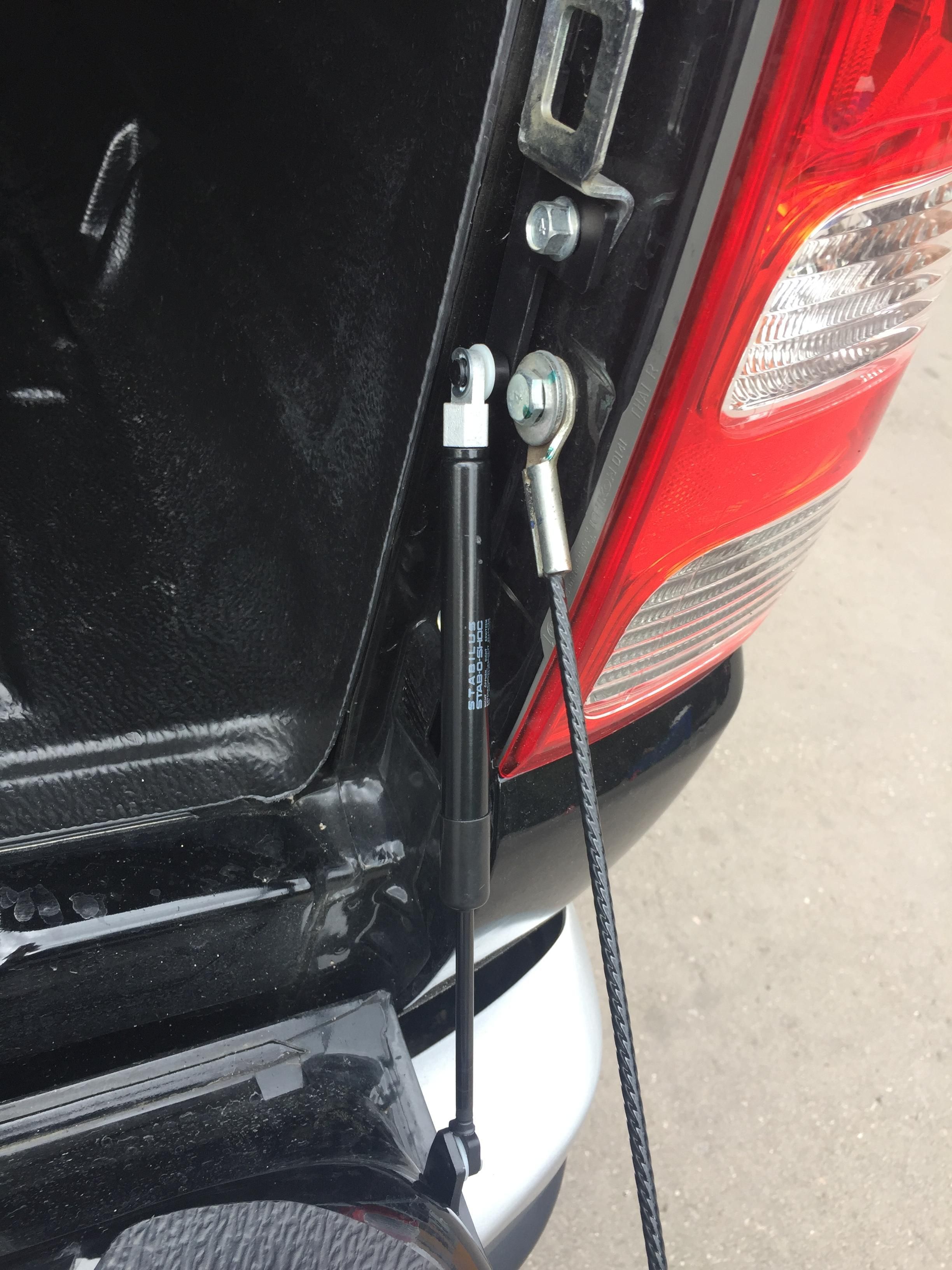 Mitsubishi / L200 2015-2024 / Амортизатор заднего борта / Амортизатор заднего борта (борт с тросами)