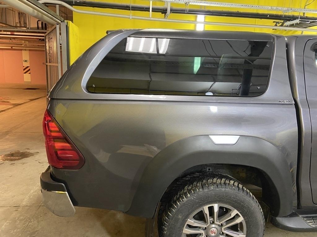 Toyota Hilux / Расширители колесных арок / Расширители арок (серебристая вставка) для а.м. с 2021 г.в.