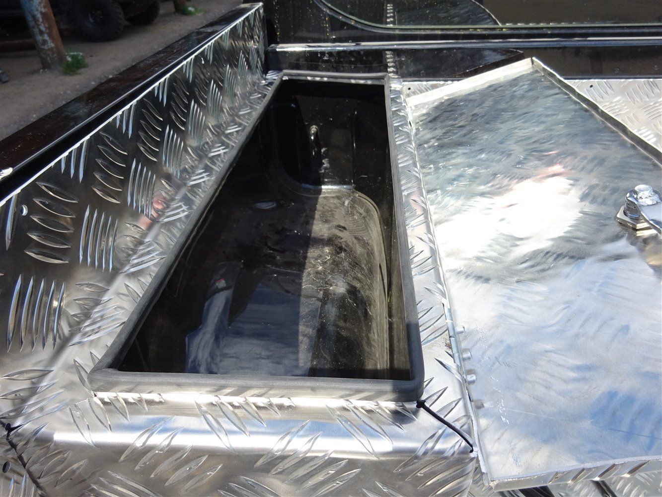 Mitsubishi / L200 2015-2024 / Вставка в кузов (вкладыш) / Вкладыш в кузов алюминиевый