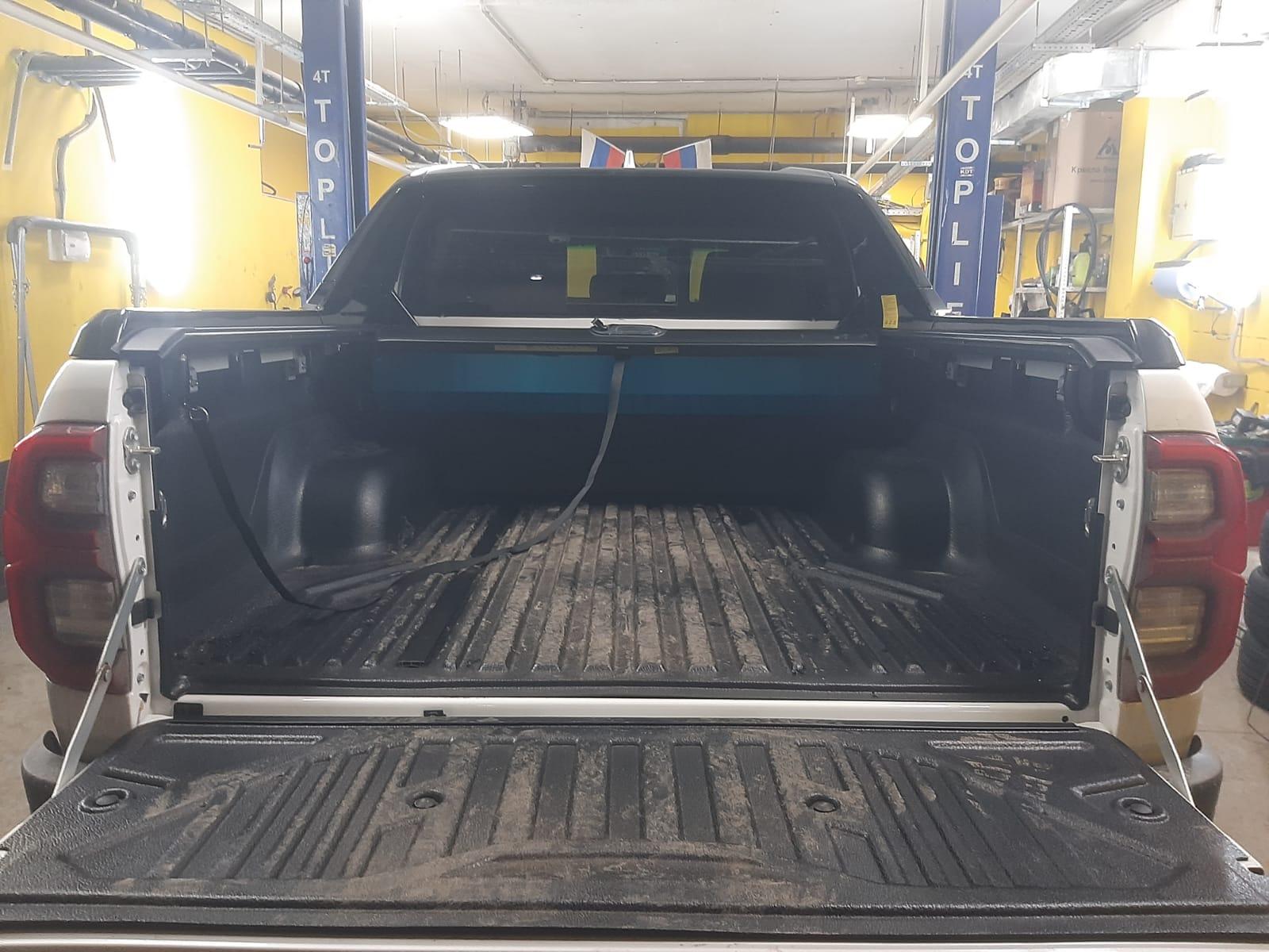 Toyota Hilux / Крышки кузова / Крышка роликовая (черная) под спойлер в комплектации Adventure Китай