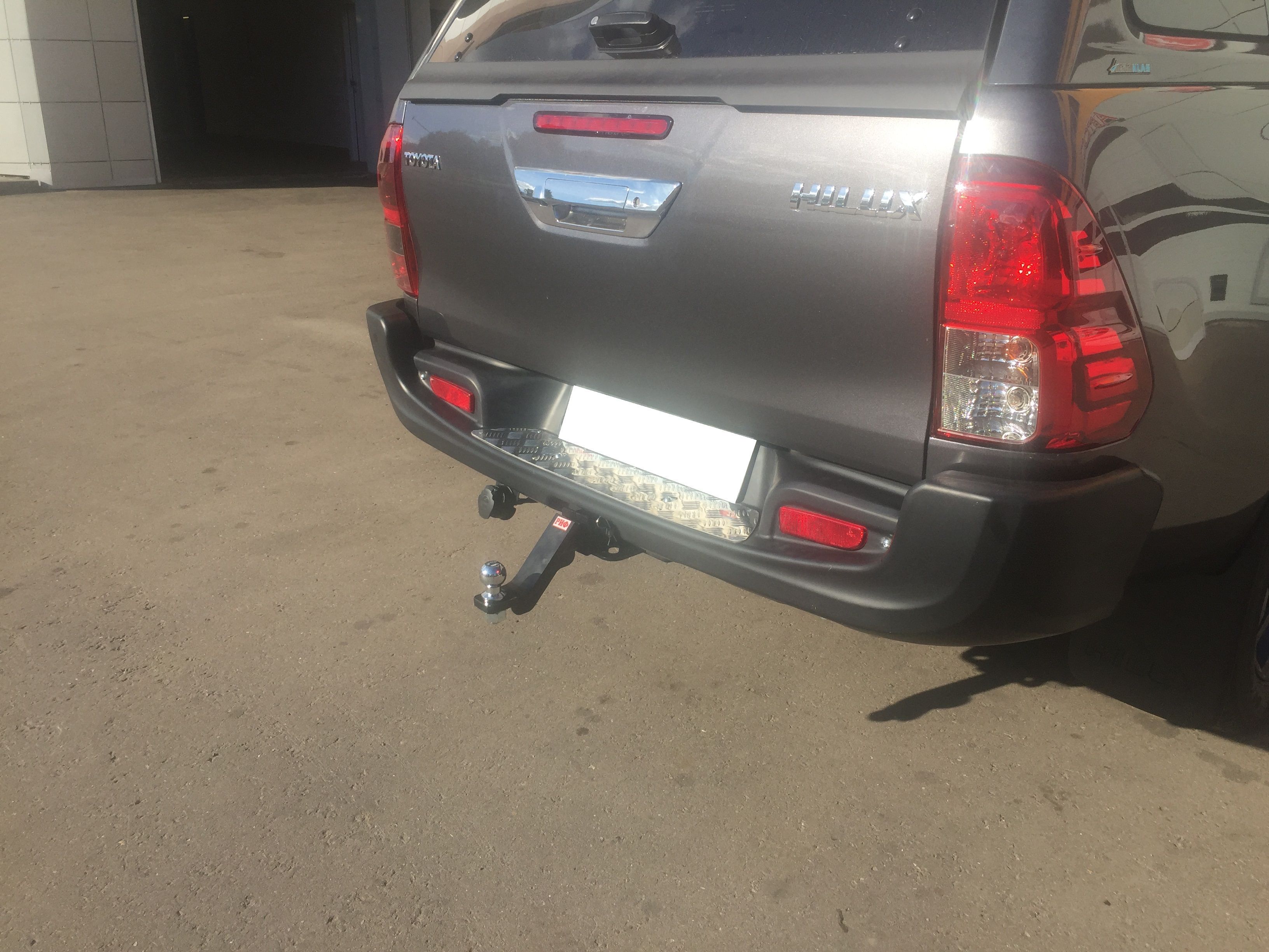 Toyota Hilux / Бампер задний / Бампер задний с квадратом под доп. оборудование