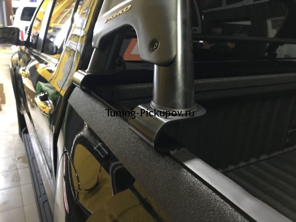 Toyota Hilux / Защитные дуги / Дуга в кузов 70 мм. (черная)