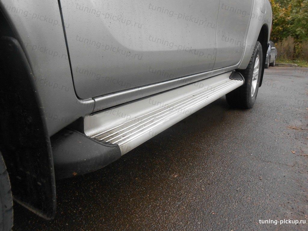 Боковые оригинальные пороги алюминий - Toyota Hilux 2015-2024 - Пороги